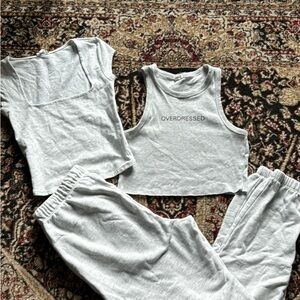 Excellent bundle from garage. Size small two tanks and sweatpants.